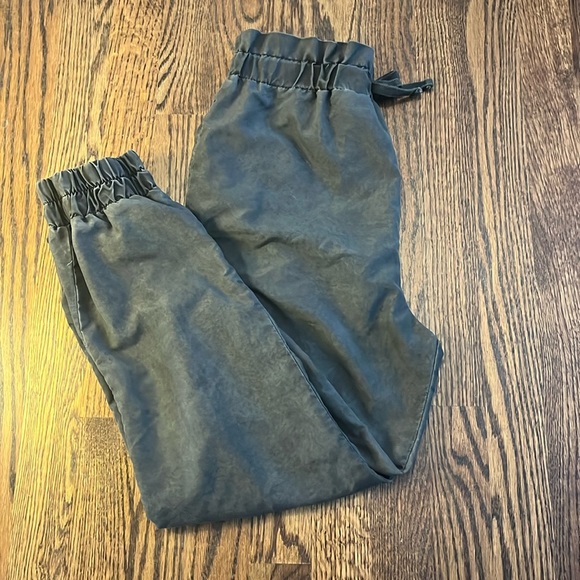 👖LIKE NEW TRASH BAG RUFFLE JOGGERS!👖 - Picture 1 of 2